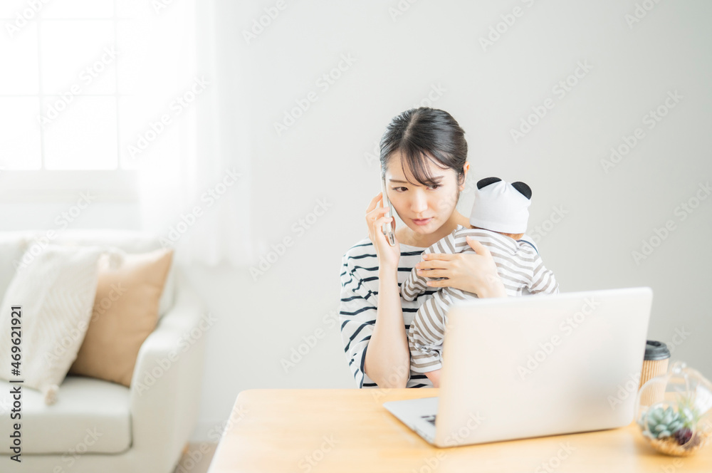 赤ちゃんの急な発熱で病院に電話する女性(困る)
赤ちゃんの急な発熱で病院に電話する女性(困る)