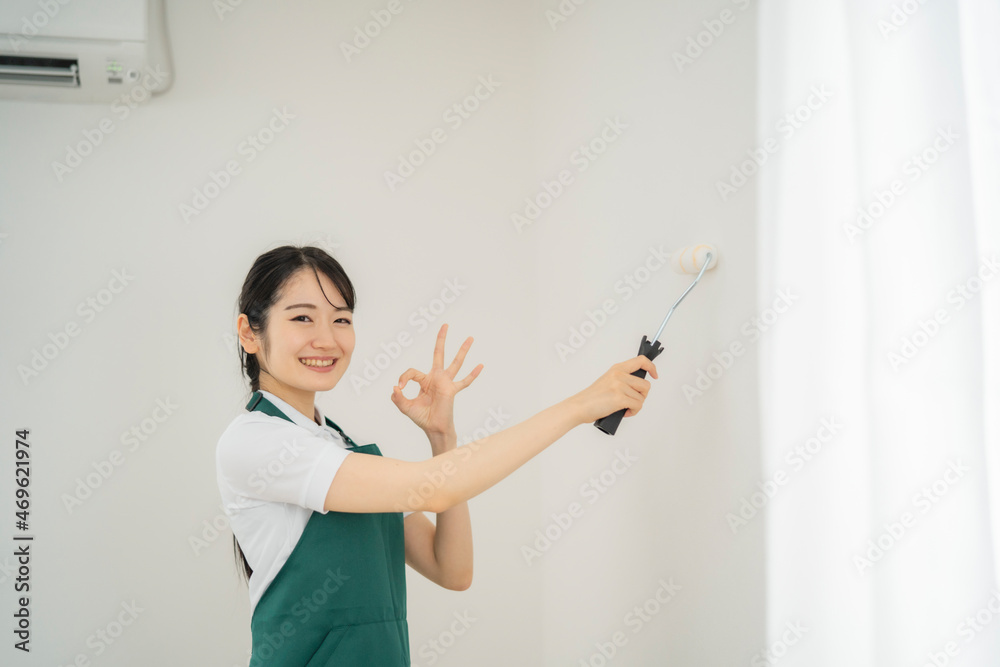 壁の塗装する女性（ローラー）
