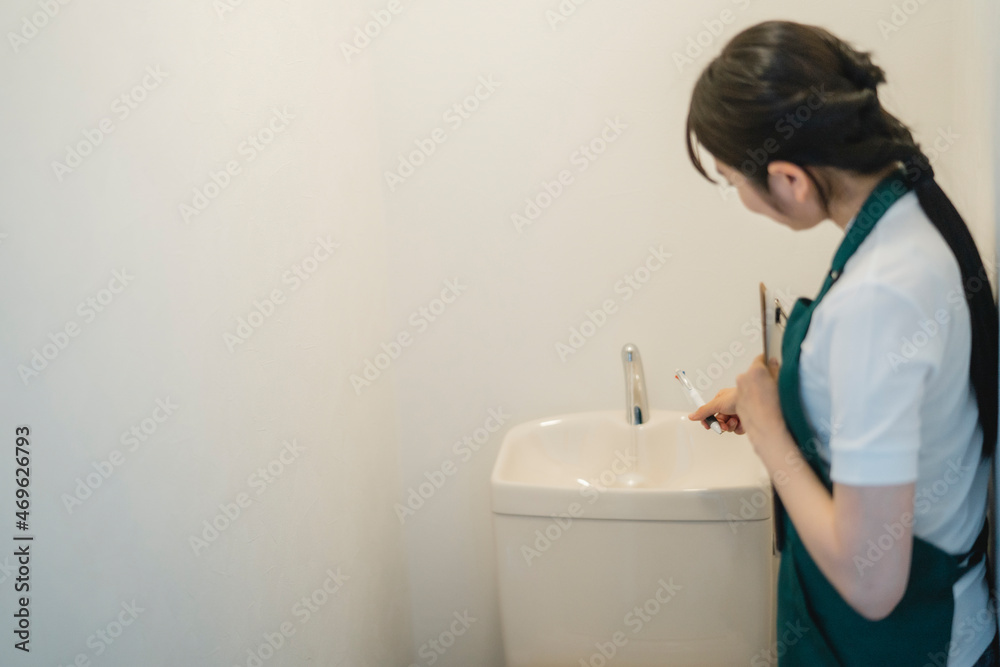 トイレ掃除をする女性 タンク Stock Photo Adobe Stock