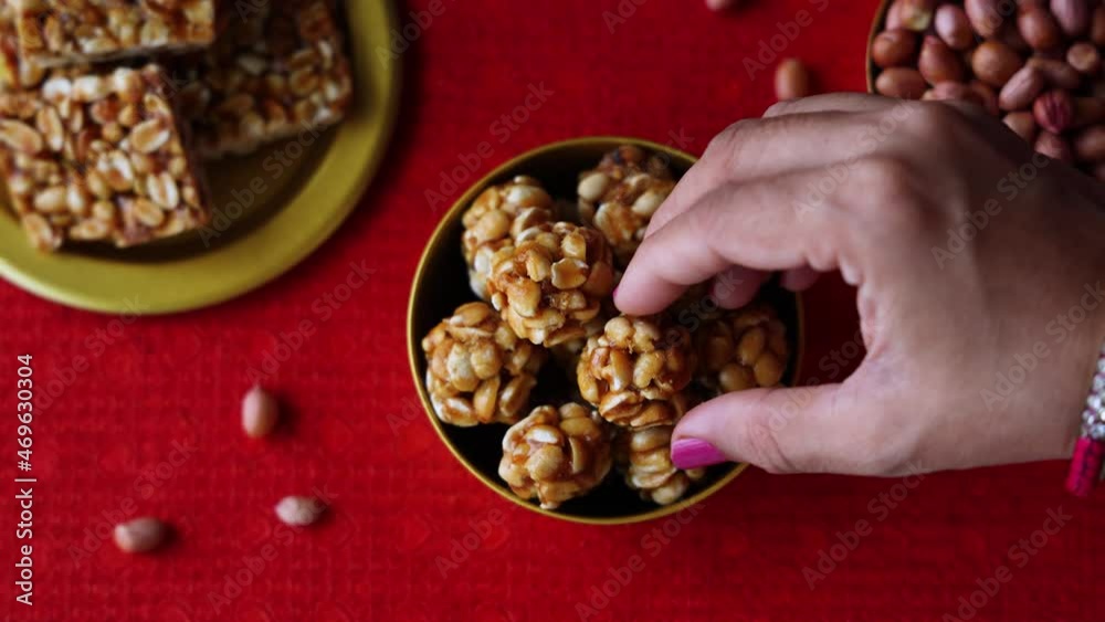 Video „Peanut chikki ladoo laddu candy Kadalai mittai woman hand