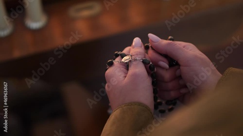 Mani piegate in preghiera, tenendo i grani del rosario con crocifisso.
Primo piano delle mani giunte in preghiera per misericordia e perdono, mostrando fede, devozione e speranza. photo