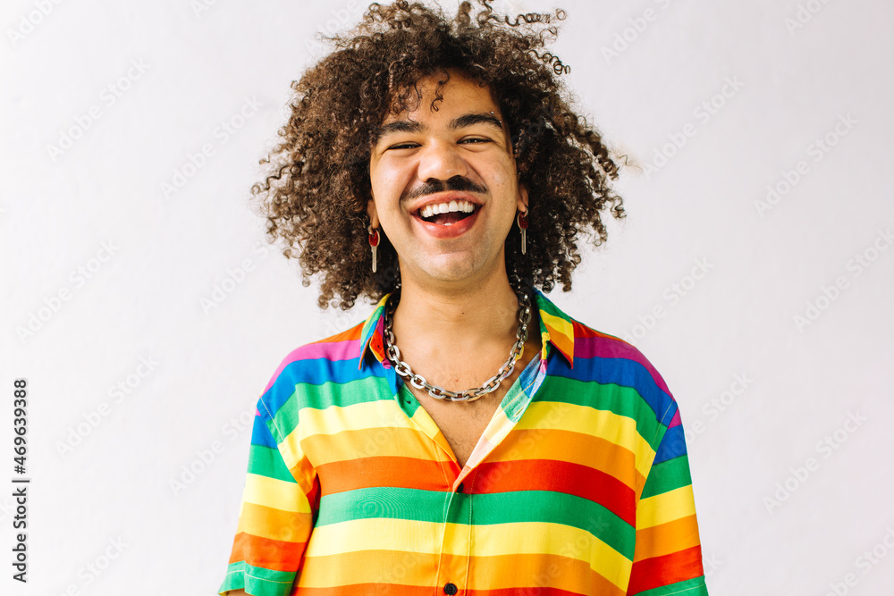 Queer man smiling in a studio - obrazy, fototapety, plakaty 
