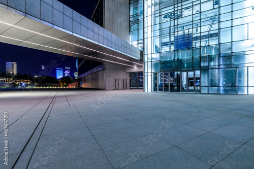 Tela Empty square floor and modern commercial office building at night