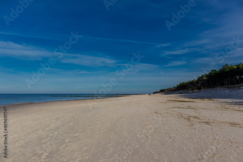 Fototapeta Naklejka Na Ścianę i Meble -  Kleiner Strandspaziergang entlang der Strandpromenade von Dzwirzyno - Polen