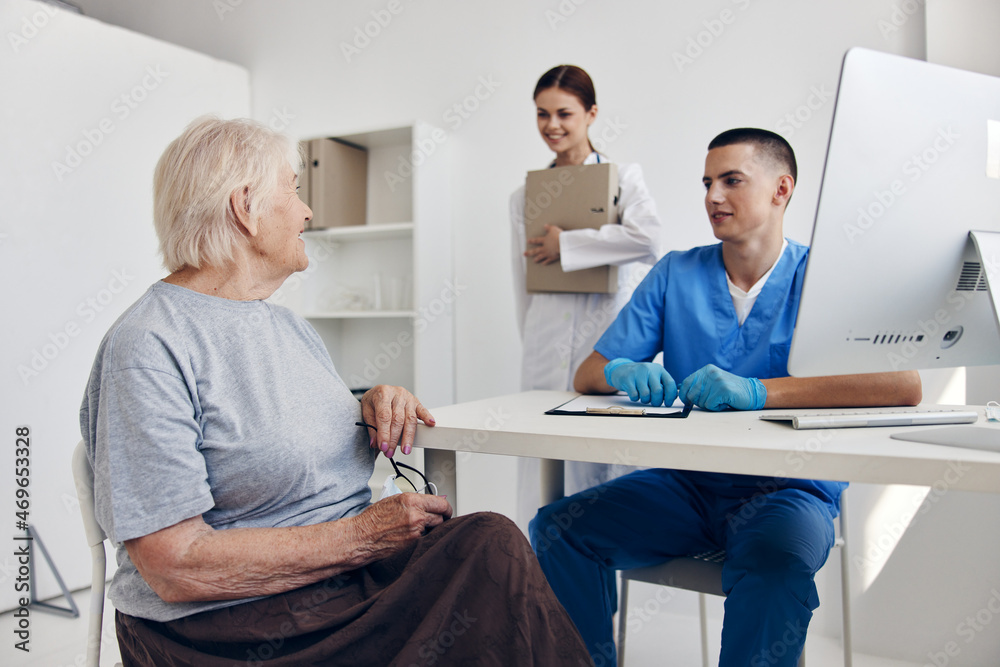 Obraz premium old woman communication with a doctor professional advice