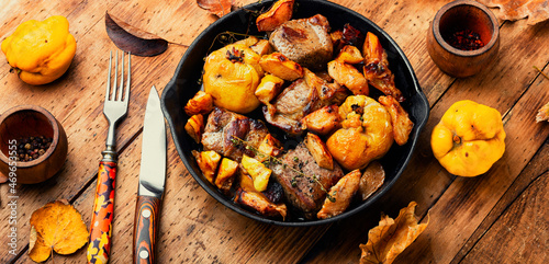 Εκτύπωση καμβά Stewed slice of meat with quince