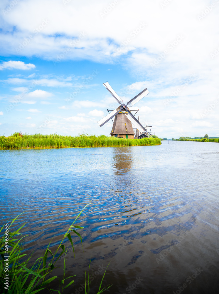 Unesco Weltkulturerbe Windmühle Panorama Landschaft in Dorf Kinderdijk Niederlande Holland. Natur Windkraft Architektur Fluss Mühle. landscape in Netherlands, Europe. Windmills village tourist nature 