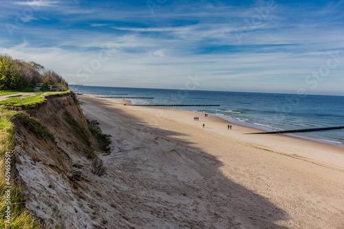 Wundersch  ner Strandspaziergang entlang der kilometerlangen Strandpromenade von Trzesacz - Polen