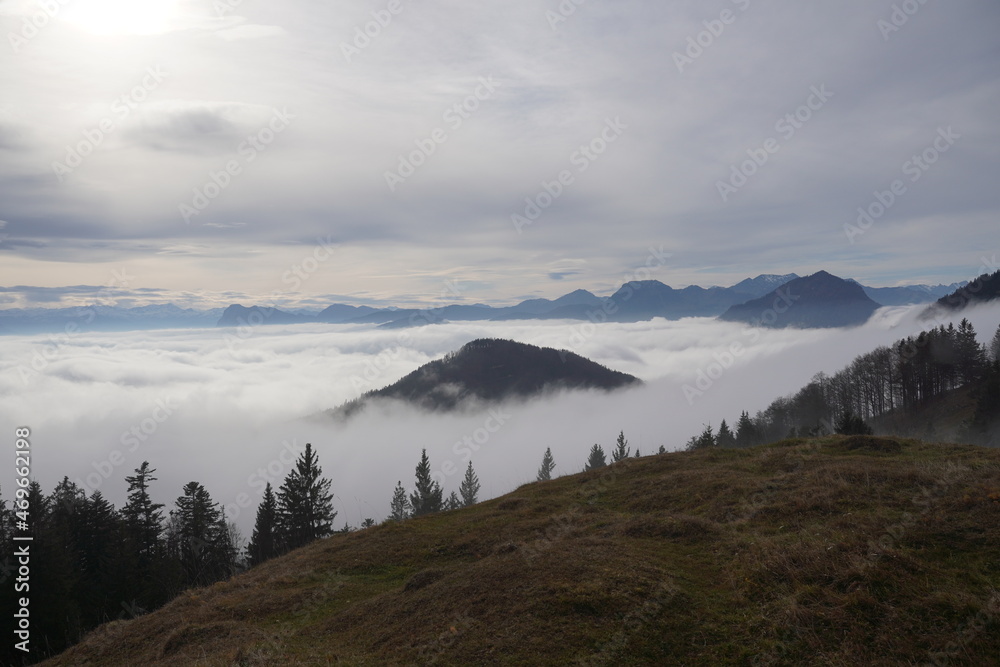 Tiroler Herbstwanderung Rabeneck und Pasterkopf: Inntal im Wolkenmeer