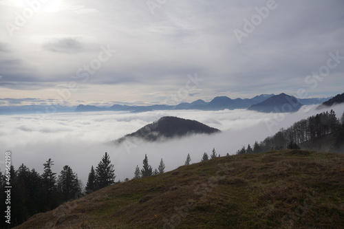 Fototapeta Naklejka Na Ścianę i Meble -  Tiroler Herbstwanderung Rabeneck und Pasterkopf: Inntal im Wolkenmeer