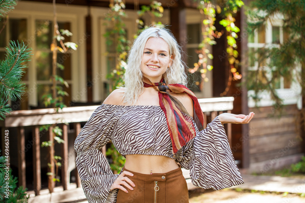Obraz premium Young happy blonde woman posing