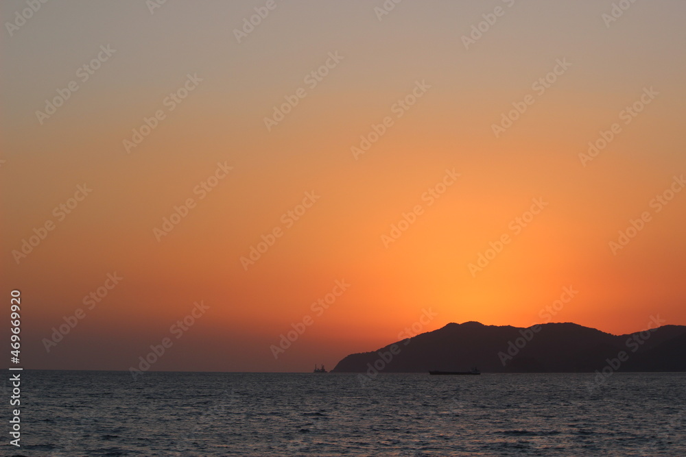 SDGs自然と地球の輝き！！山口県光市虹ヶ浜海水浴場のオレンジ色の夕暮れと瀬戸内海の風景