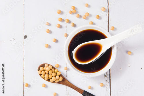 Foto soy sauce and soybean on white wooden background