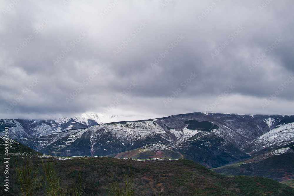 Paisaje invernal de Valdezcaray, situada en Sistema Ibérico, concretamente en la Sierra de la Demanda riojana, La Rioja, España.