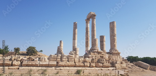 La célèbre citadelle de la ville d'Amman, en Jordanie, tas de ruines dans une zone desertique et urbaine, cité à moitié détruite, colonnes style romaines et égyptiennes, de marbre et rayons de Soleil 