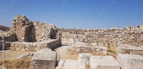 La célèbre citadelle de la ville d'Amman, en Jordanie, tas de ruines dans une zone desertique et urbaine, cité à moitié détruite, des cailloux et de la roche partout