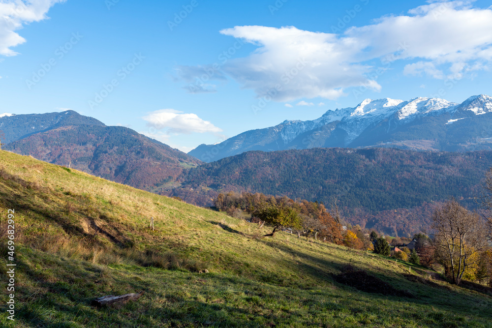 Paysage de montagne dans le Parc Naturel Régional des Bauges en Savoie en France à l'automne
