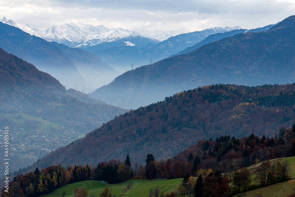 Paysage de montagne dans le Parc Naturel Régional des Bauges en Savoie en France à l'automne