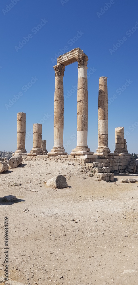 La célèbre citadelle de la ville d'Amman, en Jordanie, tas de ruines dans une zone desertique et urbaine, cité à moitié détruite, colonnes style romaines et égyptiennes, de marbre et rayons de Soleil 