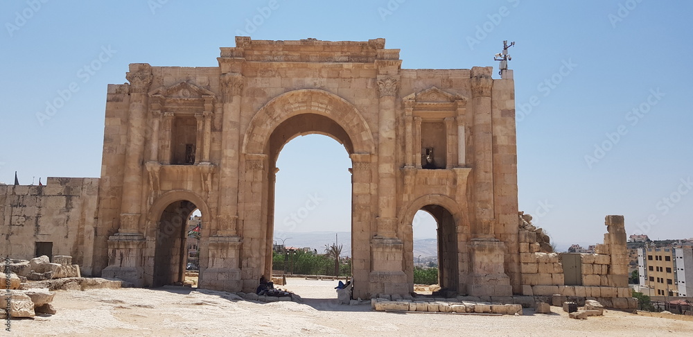 Le célèbre site touristique jordanien - Jerash, avec ses contructions ou grandes portes à moitié démolies ou partielles, grande zone de vestige historique et de style romain ou égyptien, tas cailloux