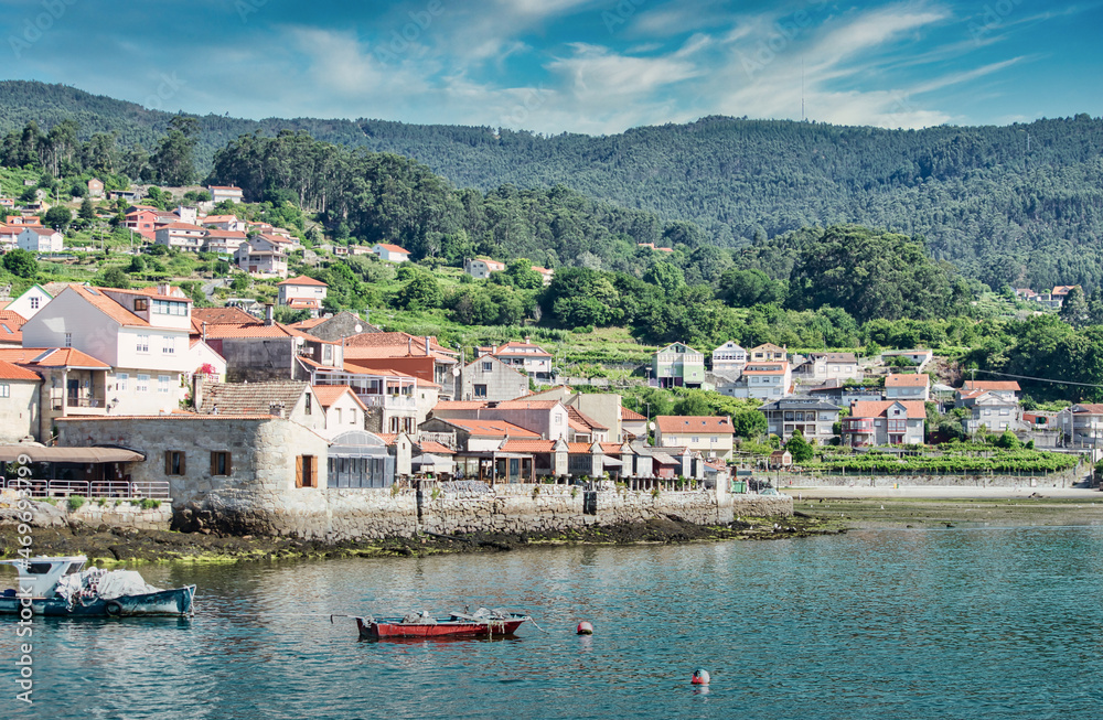 El hermoso pueblo gallego de Combarro a orilla del mar