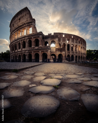 rome colosseum durimg a sunrise 