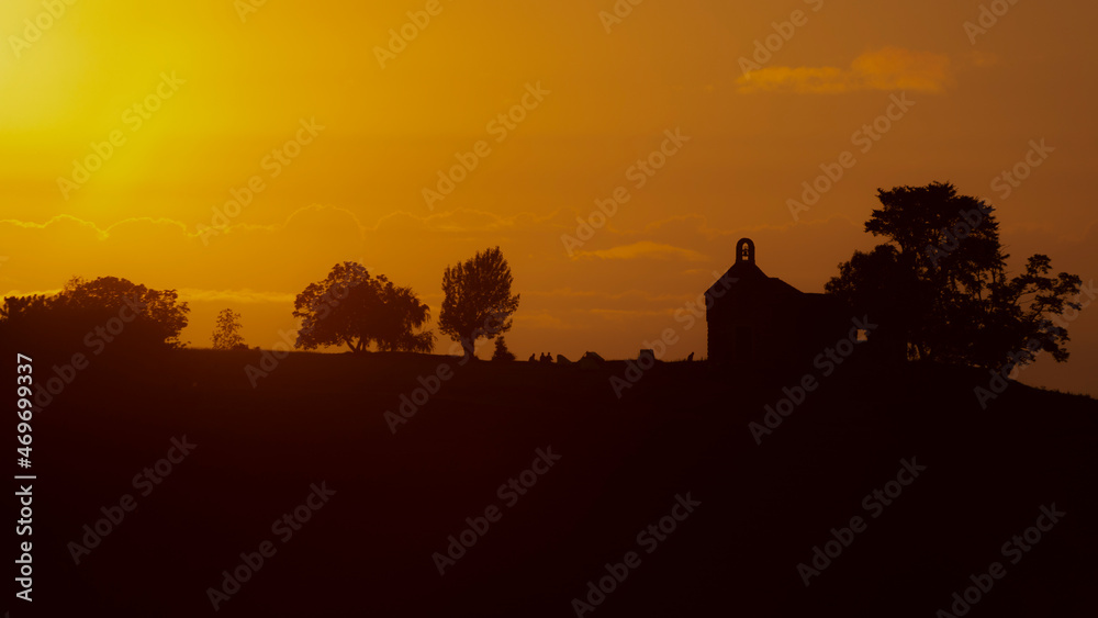 Vista de la ermita de Santa Catalina de Deba al contraluz durante el atardecer. Tomada en Itxaspe, Guipúzcoa, en julio de 2021 Vista de la ermita de Santa Catalina de Deba al contraluz durante el atardecer. Tomada en Itxaspe, Guipúzcoa, en julio de 2021