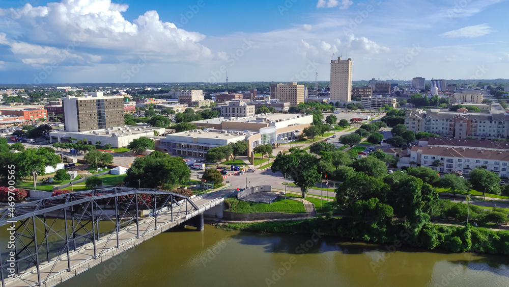 Obraz premium Top view downtown Waco and Cultural District from Washington Avenue Bridge cross Brazos River