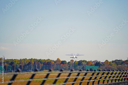 飛行場の滑走路から飛び立つ小さな飛行機　東京・調布飛行場