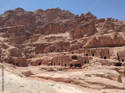 La cité nabatéenne Petra, située au sud de l'actuelle Jordanie, ancien chemin et historique de transport ou vente de produits locaux, des habitations taillées dans la roche, dans montagnes rocheuses