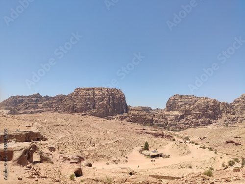 La cité nabatéenne Petra, située au sud de l'actuelle Jordanie, ancien chemin et historique de transport ou vente de produits locaux, forte chaleur et des cailloux, dans le désert sables et rochers