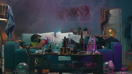 Canvas Print Man waking up during party