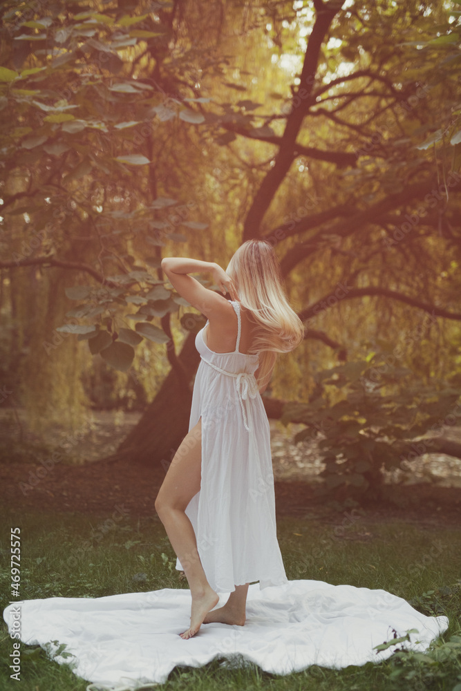 wunderschöne Frau in der City Berlin im Weißen Kleid erlebt einen digitalen Tag voller Lifestyle und Natur wunderschöne Frau in der City Berlin im Weißen Kleid erlebt einen digitalen Tag voller Lifestyle und Natur