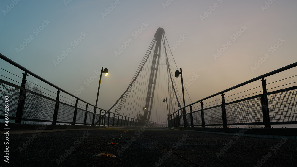 Der Herrenkrugsteg, eine Hängebrücke über den Fluss Elbe am Elberadweg bei Magdeburg im Nebel