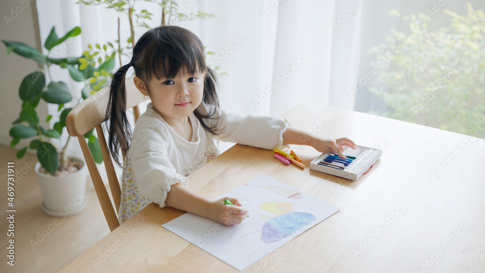 家でお絵描きする3歳の子供（育児・子育て）