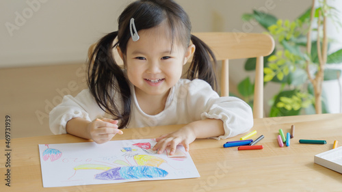 家でお絵描きする3歳の子供（育児・子育て）