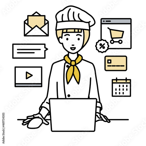 デスクで座ってPCでネットショップやマーケティングの仕事をしている調理師の女性