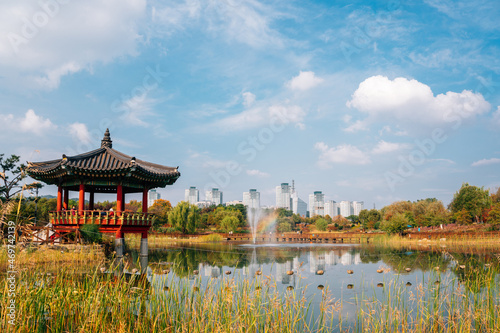 Obraz na płótnie Hanbat Arboretum, Pond and traditional pavilion at autumn in Daejeon, Korea w salonie