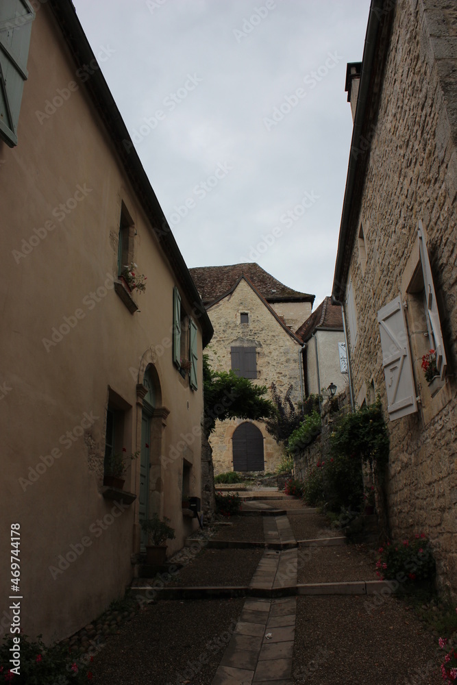 A small alley in the old French town of Creysse. Creysse is a commune in the Lot department of France. The place is part of the Gourdon arrondissement.