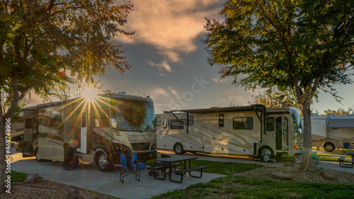 Konstfotografi Sunburst above the motorhome camping in the morning at a campsite