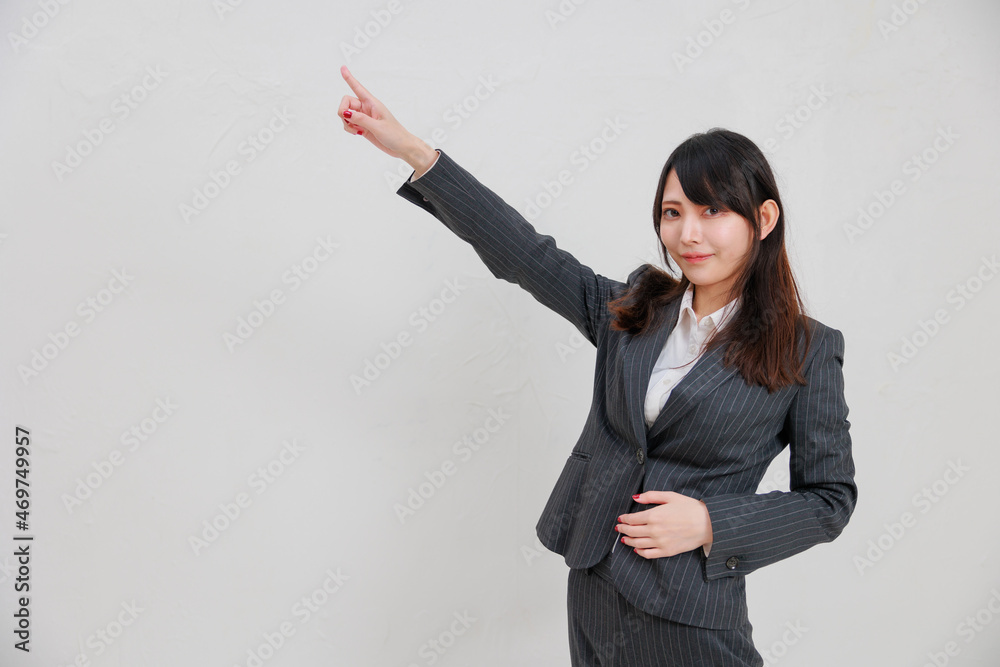 空白を指さすビジネスウーマン