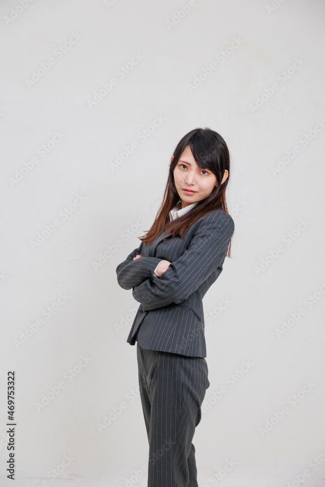 さわやかに笑うスーツを着たビジネスウーマン