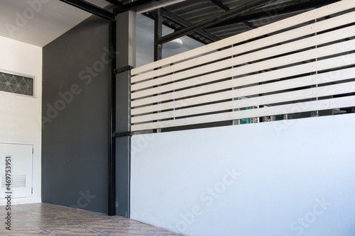 The horizontal lath is painted white on the concrete wall for blinding in private areas.
