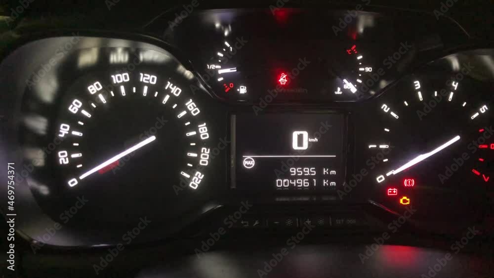 Mise en route d'un tableau de bord de voiture avec compte tour, voyants indicateur vitesse
