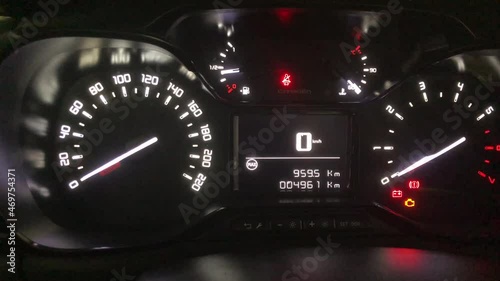 Mise en route d'un tableau de bord de voiture avec compte tour, voyants indicateur vitesse photo