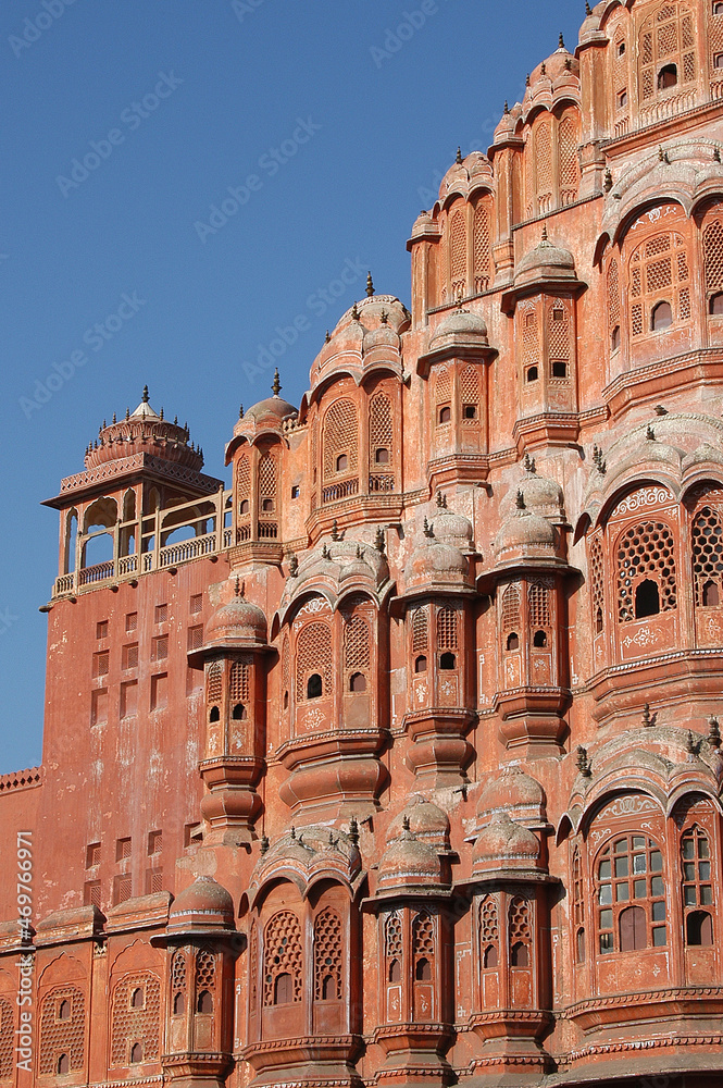 Parte de la fachada del Palacio de los vientos o Hawa - Mahal en el centro histórico de la ciudad de Jaipur en Rajastán, India