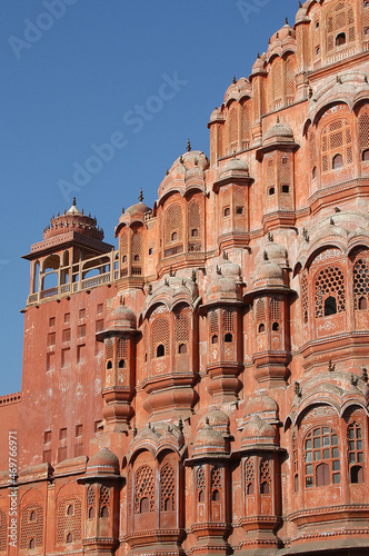 Parte de la fachada del Palacio de los vientos o Hawa - Mahal en el centro histórico de la ciudad de Jaipur en Rajastán, India