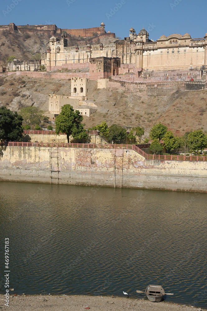 Lago Mahota y Fuerte Amber en los alrededores de la ciudad de Jaipur en Rajastán, India