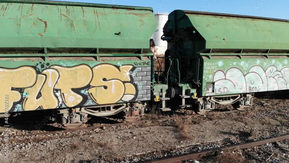 modelo subida en vagón de tren de mercancías antiguo mostrando moda de ropa de temporada modelo subida en vagón de tren de mercancías antiguo mostrando moda de ropa de temporada