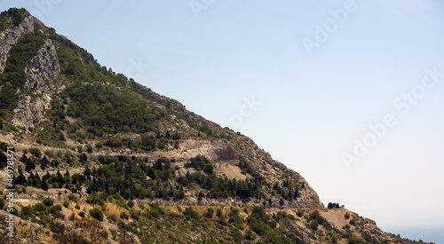 Góra stok porośnięty roślinnością i oplatającymi ją drogami prowadzącymi na szczyt